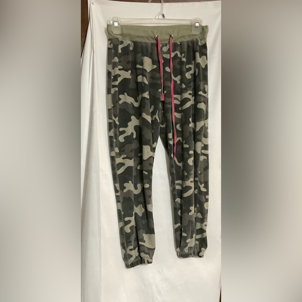 No Boundaries: faded Camouflage print Joggers/lounge pants w/pink drawstrings .